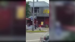 Vaizdo įraše – prie prekybos centro Miunchene šaudantis vyras