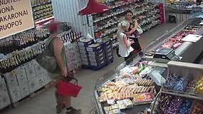 Nufilmuota: kerštaujanti mergina parduotuvės vitrinoje paleido pelę