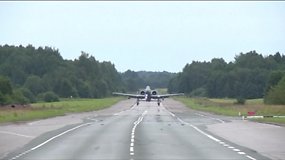 Estijos automagistralėje neįprastas reginys – kyla ir leidžiasi karo lėktuvai