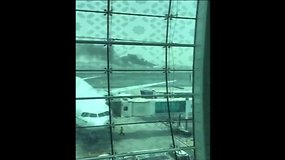 Dubajaus oro uoste užsiliepsnojo avariniu būdu nusileidęs keleivinis lėktuvas