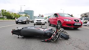 Vilniuje – automobilio ir motociklo avarija