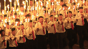 Tik Šiaurės Korėjoje: tūkstančiai studentų šventė su žibintais ir fejerverkais