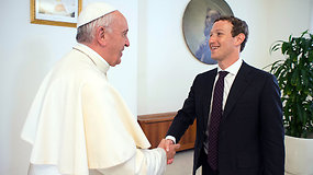 Popiežius susitiko su Feisbuko įkūrėju M.Zuckerbergu ir jo žmona