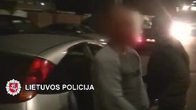 Policija pričiupo, kaip įtariama, multimedijas iš automobilių Klaipėdoje vogusius asmenis