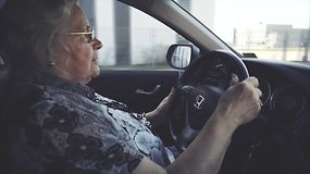 82 m. klaipėdietė pirmą kartą sėdo prie vairo. Anūkas įamžino, kaip jai sekėsi