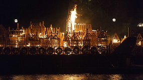 Ant Temzės upės – Londoną XVII a. supleškinusio gaisro inscenizacija