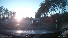 Vairuotoja kliudė pareigūnų automobilį ir vos nepartrenkė policininkės