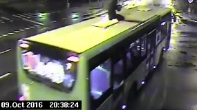 Lenkas važinėjosi ant autobuso stogo, nes norėjo išgarsėti internete