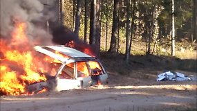 Nuo pasieniečių sprukęs kontrabandininkas padegė savo automobilį su rūkalais