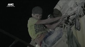 Košmaras Alepe: griuvėsiuose įstrigęs vaikas kankinosi, bet sulaukė pagalbos