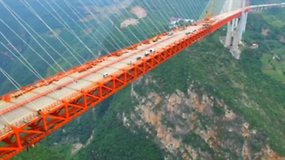 Kinai atidarė aukščiausią tiltą pasaulyje, prilygstantį 200 aukštų dangoraižiui
