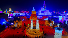 Turistai jau grožisi menininkų sukurta ledo karalyste Kinijoje