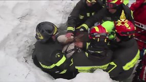 Džiaugsmingos akimirkos: po dviejų parų išgelbėti Italijos viešbutyje sniegu užversti žmonės