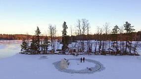 Pasaulį sužavėjo suomio įrengta karuselė ant ledo