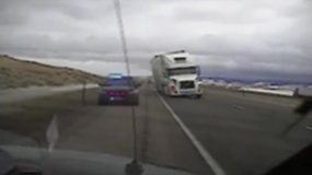 Smarkus vėjas JAV ant šono paguldė sunkvežimį