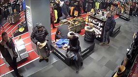 Kameros užfiksavo, kaip moteris parduotuvėje meistri&scaron;kai pavogė piniginę