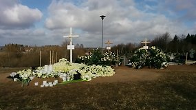 Nužudytos I.Strazdauskaitės kapas paskendo baltose rožėse