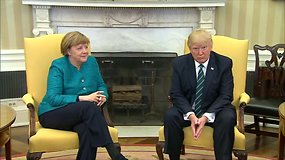 Su A.Merkel fotografams pozavęs D.Trumpas ignoravo siūlymą paspausti ranką