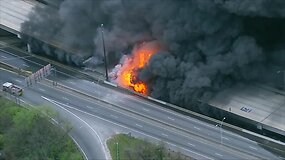 Atlantoje užsidegė ir įgriuvo viadukas