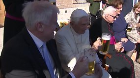 Popiežius emeritas Benediktas XVI per savo gimtadienį vaišinosi alumi