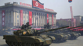 Šiaurės Korėja išlikmingame parade pademonstravo karinę galią