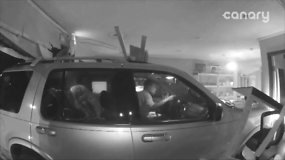 Nufilmuota: Mičigane automobilis įskriejo į kompiuterių parduotuvę