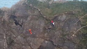 Anglijoje trijų paauglių nuotykis nepavyko – gelbėtojams teko juos nukelti nuo uolos