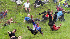 Beprotiškos varžybos Anglijoje – minia nutrūktgalvių gaudė nuo kalno riedantį sūrį