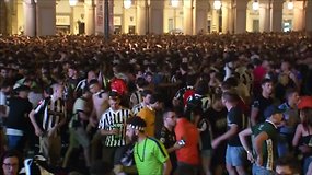 Vaizdo įraše – petardos išgąsdinta minia Turine ima bėgti