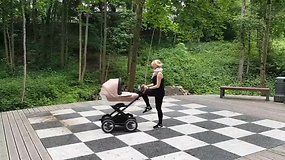 Paprasti, bet naudingi pratimai mamoms, kuriuos atliksite su kūdikio vežimėliu