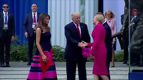 Lenkijos prezidento žmona nustebino D.Trumpą – pirmiausia pasisveikino su Melania