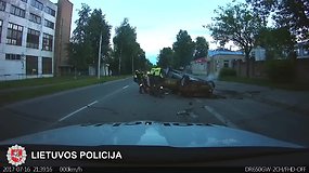 Gaudynės Šiauliuose: girtas vairuotojas, sprukdamas automobiliu nuo policijos, vertėsi