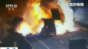 Kinijos greitkelyje furgonui kliudžius vilkiką kilo didžiulis sprogimas