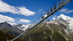 Šveicarijos Alpėse atidarytas ilgiausias pasaulyje pėsčiųjų tiltas