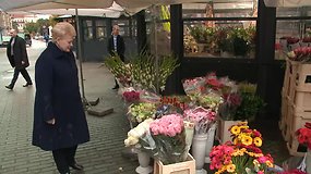 Prezidentė gėlių turgelyje rinko puokštę savo anglų kalbos mokytojai