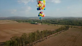 Nutrūktgalviškas nuotykis: britas skrido kėdėje, kurią į orą iškėlė helio balionai