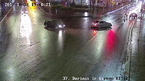 Policija ie&scaron;ko mačiusių, kaip Alytuje pėsčiųjų perėjoje partrenkiama mergina