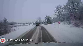Paviešino policijos automobilio ir „Audi“ kaktomušos vaizdo įrašą