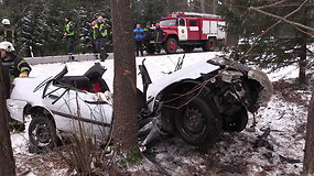 Vilniaus rajone girtas vairuotojas nesuvaldė „Peugeot“ ir rėžėsi į medį