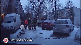 I&scaron; degančio buto pareigūnai i&scaron;ne&scaron;ė bejėgį senolį