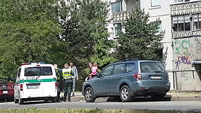 Policija gatvėje sulaikė neblaivią porą ir nurodė grąžinti vaikus blaiviems tėvams