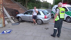 Skaitytojas nufilmavo, kaip įkau&scaron;ę jaunuoliai, padarę avariją, toliau gėrė