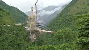 15 žmonių pražudęs tiltas išlėkė į orą