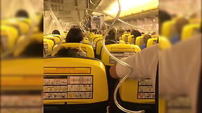 „Ryanair“ salonas, kai staiga nukrito oro slėgis