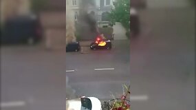Lietuvio nufilmuoti vaizdai: protestuotojai Hamburge padeginėja automobilius