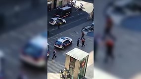 Liudininkų vaizdo įrašai: Barselonoje į minią rėžėsi furgonas