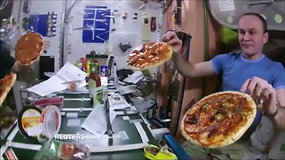 Astronautai parodė, kaip valgomos picos kosminėje stotyje