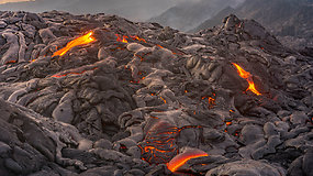Virš išsiveržusio Kilauea ugnikalnio – įspūdingi dūmų ir pelenų sūkuriai