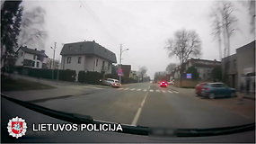 Palangoje nuo policijos sprukęs girtas „Audi“ vairuotojas išvertė tvorą