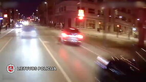 Visu greičiu pirmyn lėkę pareigūnai skynė kelią dūstančiam kūdikiui